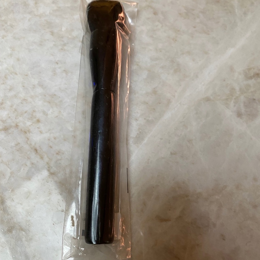 NWT Young Living Savvy Minerals Foundation Brush